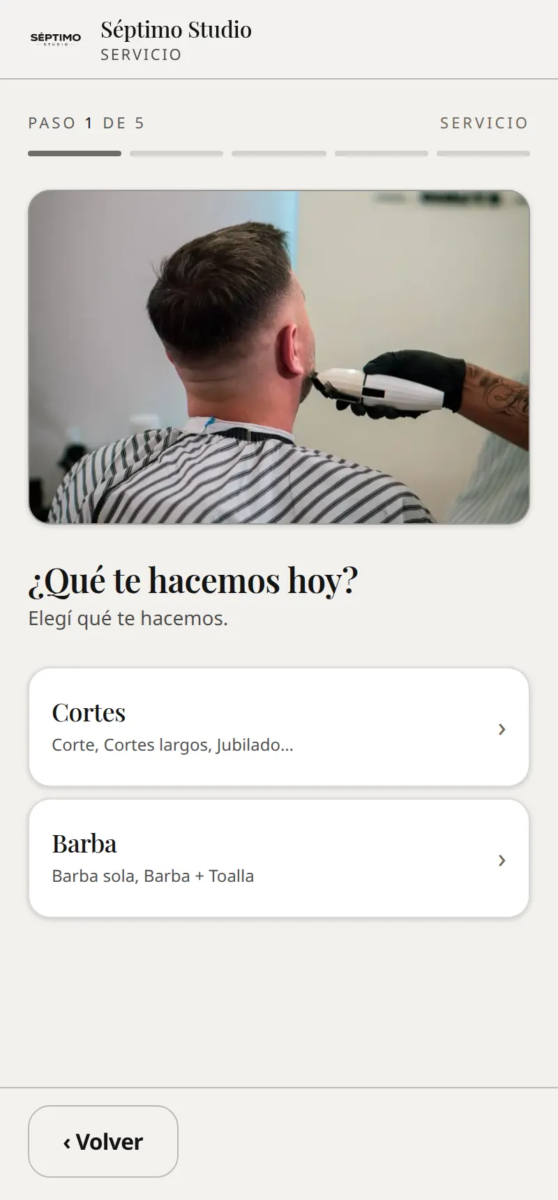 El cliente elige barbero y horario